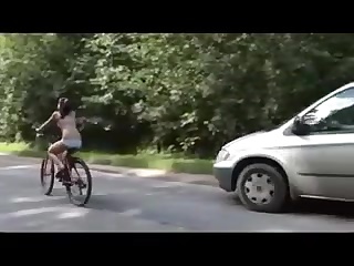 Мужик развел на секс девушку на природе